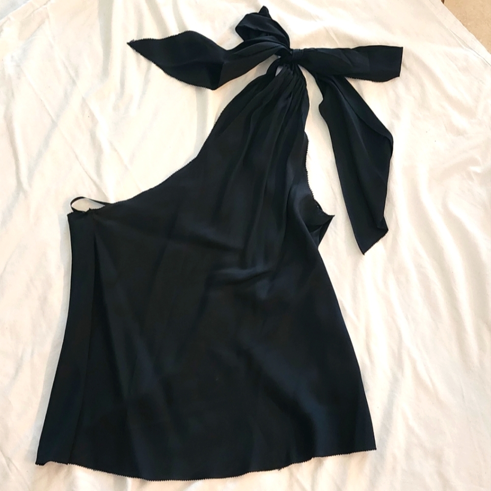 One shoulder satin sleeveless blouse